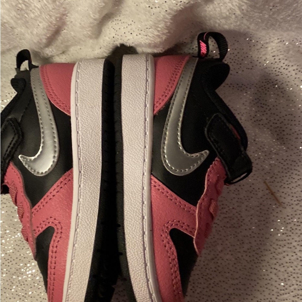 Girls Nyks $40 size 6C